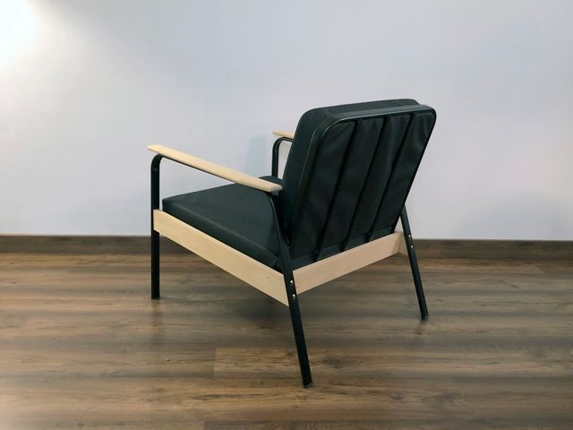 Sillón de madera y metal, segun Jean Prouve