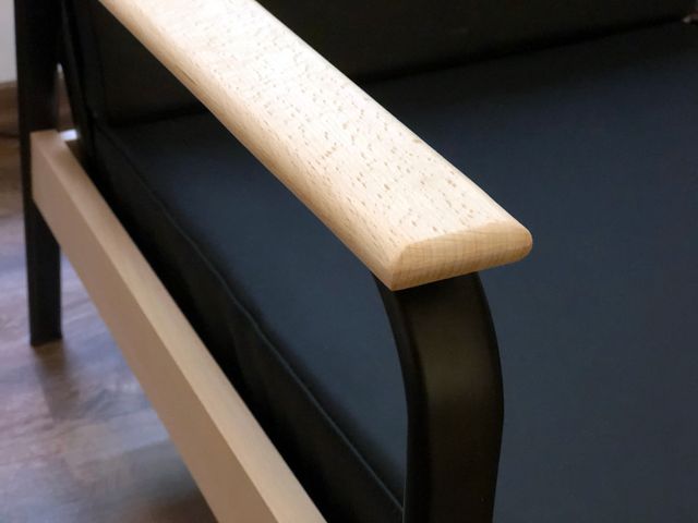 Sillón de madera y metal, segun Jean Prouve