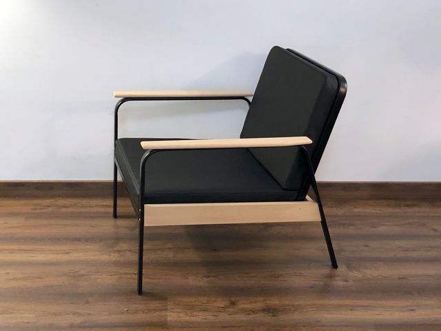 Sillón de madera y metal, segun Jean Prouve