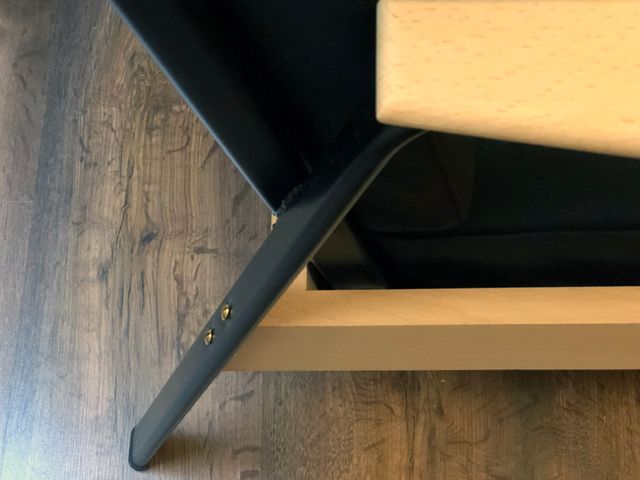 Sillón de madera y metal, segun Jean Prouve