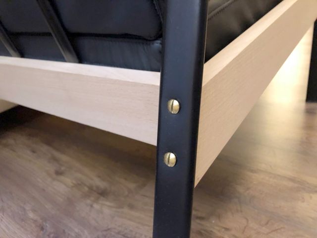 Sillón de madera y metal, segun Jean Prouve