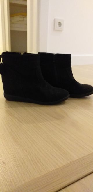 Botas cortas negras cuña interior de segunda mano por 9 EUR en Estepona en  WALLAPOP