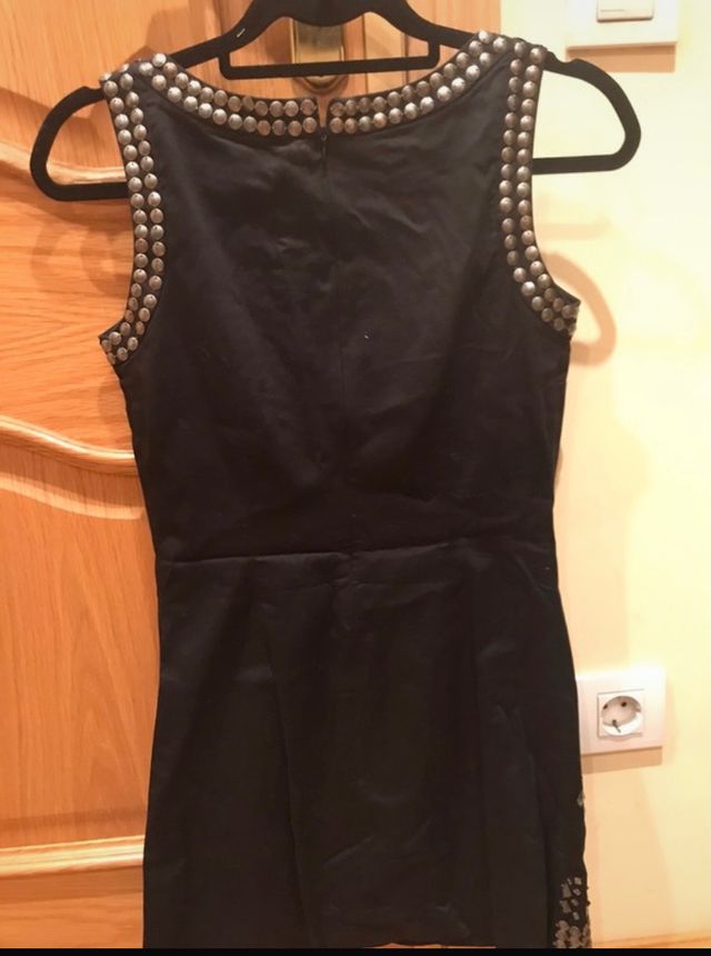 Vestido con tachuelas