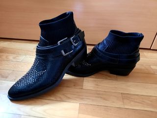 Botin tachuelas Bershka de segunda mano por 22,95 EUR en Badajoz en WALLAPOP