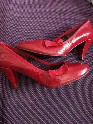 Zapatos rojos tacón de segunda mano por 9 EUR en Barakaldo en WALLAPOP