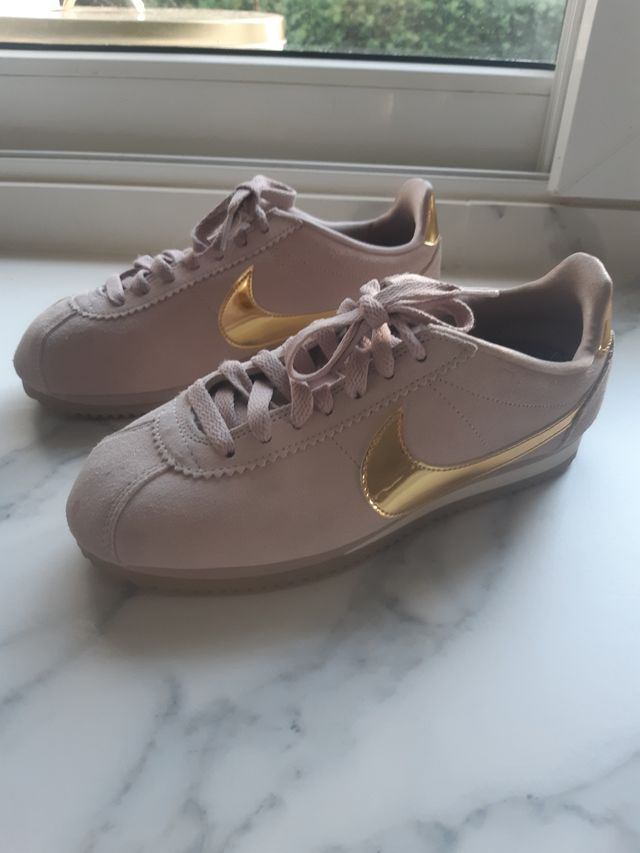Vueltas y vueltas Anónimo amortiguar Nike Cortez rosas mujer y logo dorado Talla 38 de segunda mano por 40 € en Alpedrete en WALLAPOP Vueltas y vueltas Anónimo amortiguar Nike Cortez rosas mujer y logo dorado Talla 38 de segunda mano por 40 € en Alpedrete en WALLAPOP