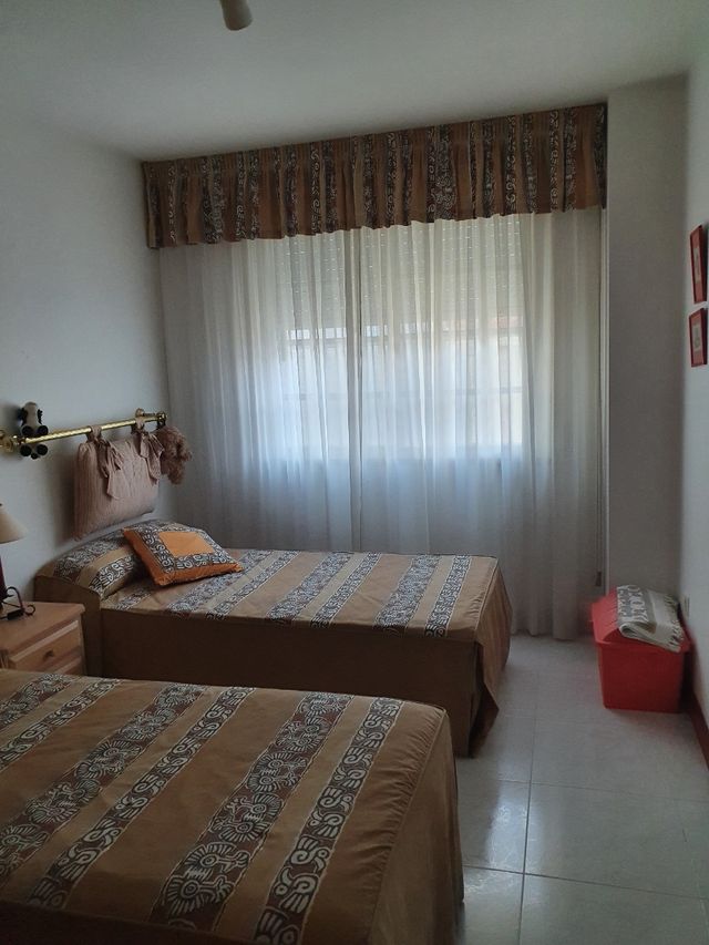 cortina con bandó y riel más 2 colchas y cabeceros