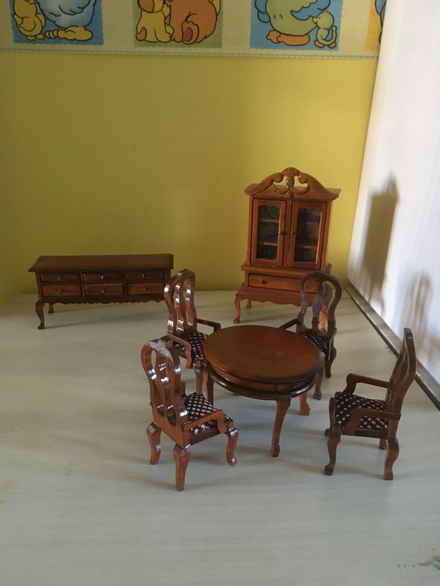 Muebles casa muñecas