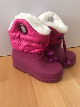 Botas nieve niña num. 22\\/23 de segunda mano por 10 EUR en Igualada en  WALLAPOP