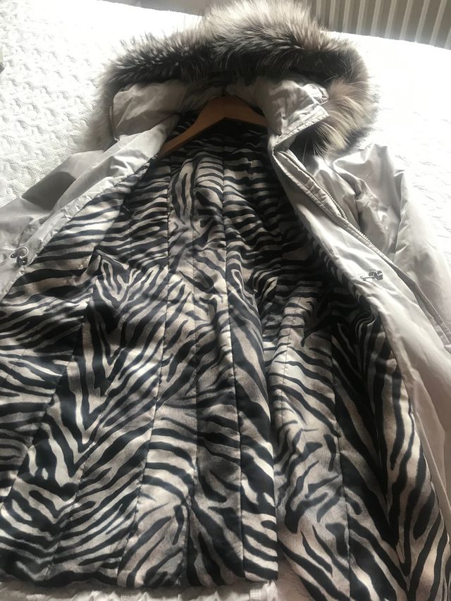 Abrigo Con capucha de zorro plateado