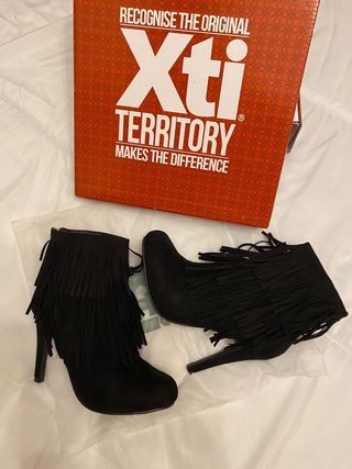 Botines flecos Xti de segunda mano por 25 EUR en Santa Lucia de Moraña en  WALLAPOP