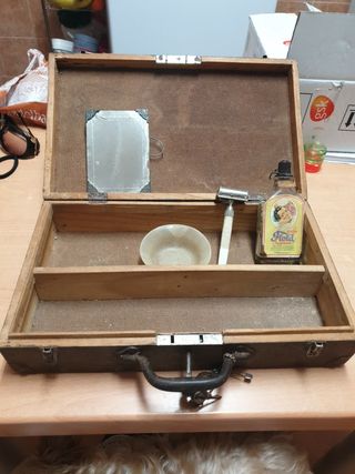 Antiguo maletín madera de barbero con llave de segunda mano por 35 EUR en  Santa Margarita en WALLAPOP