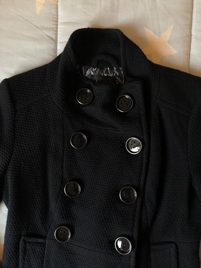 Abrigo abotonado clásico