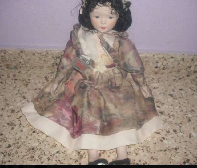 Muñeca porcelana fina .Fanás.Antigua