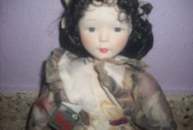 Muñeca porcelana fina .Fanás.Antigua