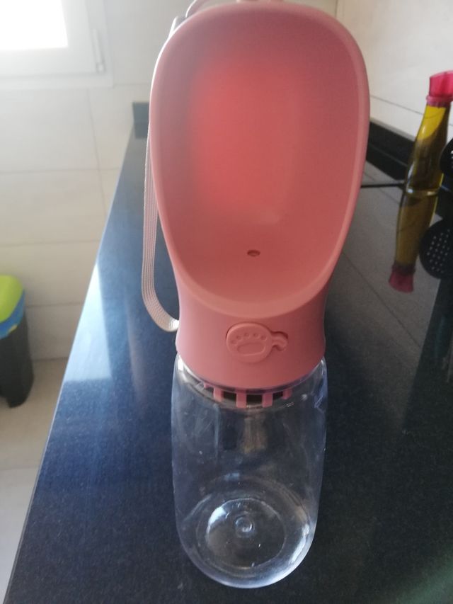 botella de agua con filtro para mascotas