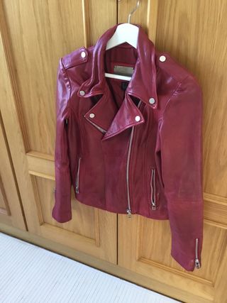 CAZADORA CUERO ROJA MUJER MANGO TALLA S EU de segunda mano por 10 EUR en  Valladolid en WALLAPOP