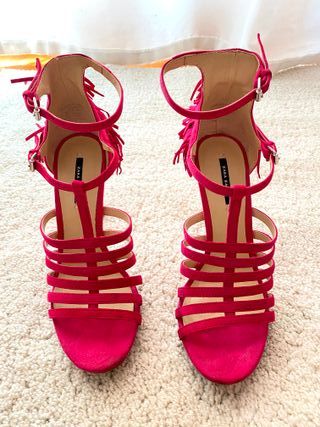 Sandalias ZARA rosa fucsia de segunda mano por 15 EUR en Residencia Nuestra  Señora del Pilar en WALLAPOP