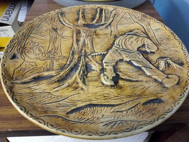 plato cerámico de pared con relieve pared