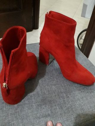 Botines Stradivarius rojo de segunda mano por 15 EUR en Ribera del Fresno  en WALLAPOP