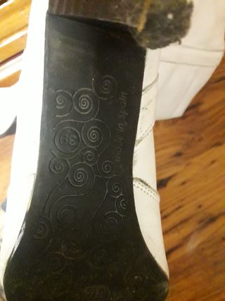 REBAJA !! BOTAS BLANCAS MUSTANG de segunda mano por 3 EUR en Carrión de los  Condes en WALLAPOP