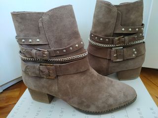 Botines serraje de Stradivarius de segunda mano por 20 EUR en Santander en  WALLAPOP