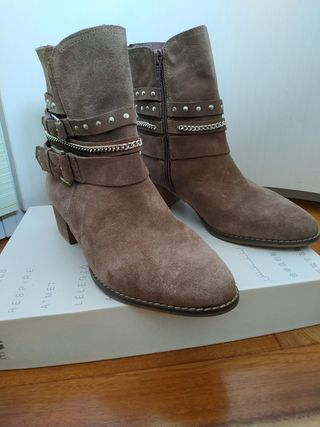 Botines serraje de Stradivarius de segunda mano por 20 EUR en Santander en  WALLAPOP