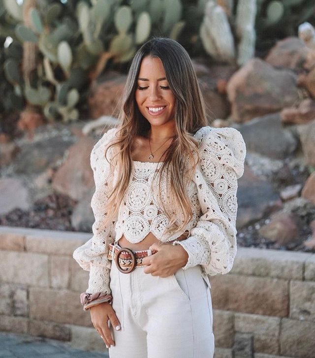 Top croché con mangas abullonadas, de Zara