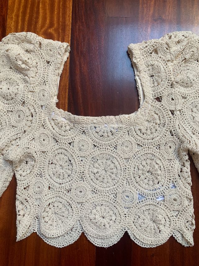 Top croché con mangas abullonadas, de Zara