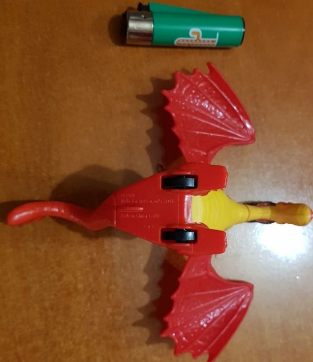 Dragon rojo movible de MACDONALDS y TROLLS.