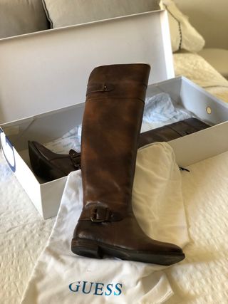 Botas altas Guess piel (rebajado) de segunda mano por 79 EUR en Sant Antoni  de Vilamajor en WALLAPOP