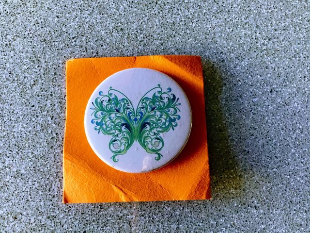 Pin mariposa comprado mercadillo hippy Ibiza