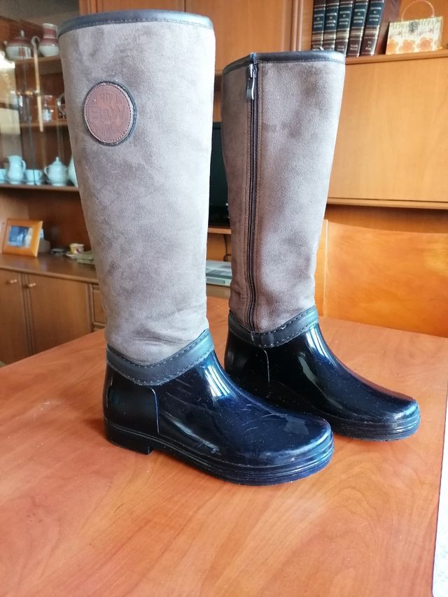 Botas marrones altas. Rebajado a 4€