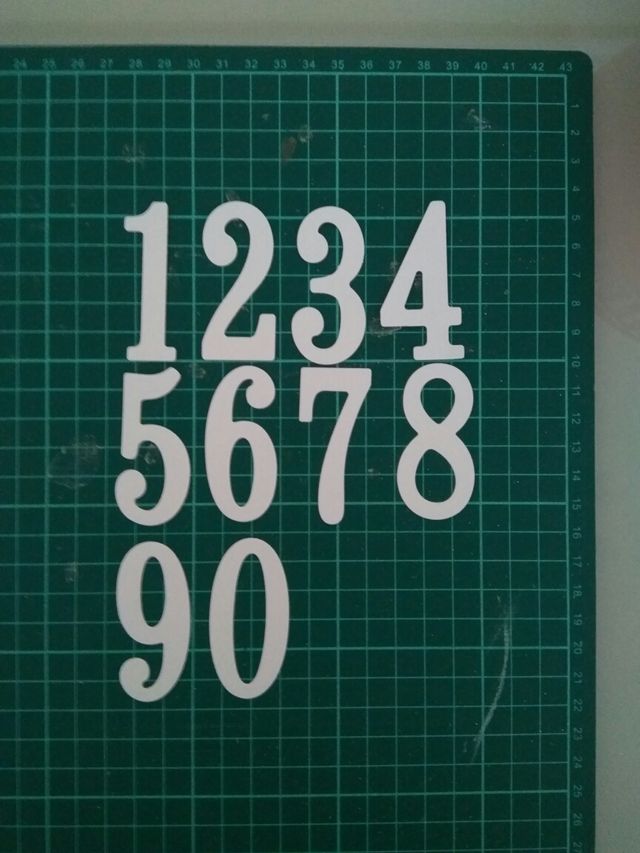 Letras y numeros troquelados