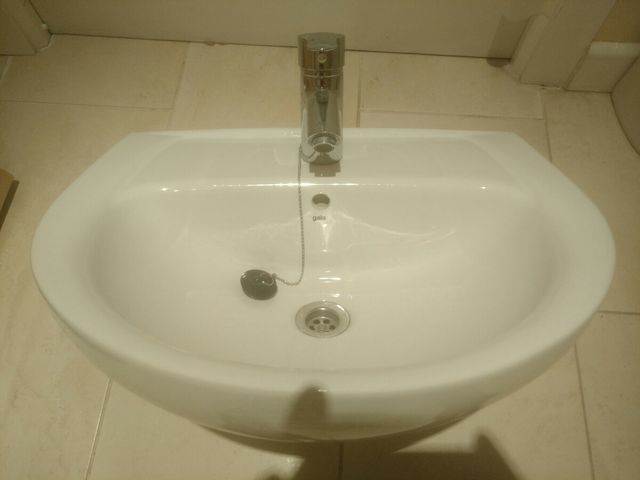 Lavabo con pedestal y grifo, sin estrenar