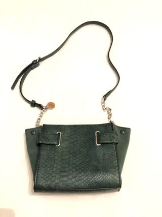 Bolso verde efecto piel de serpiente Parfois de segunda mano por 10 EUR en  Burgos en WALLAPOP