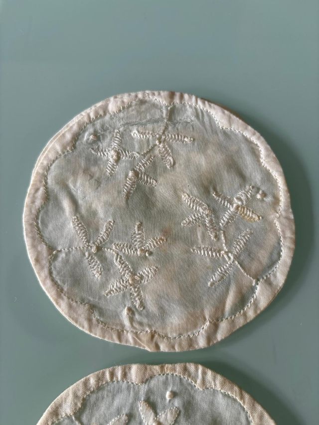 3 posavasos finamente bordados 10x10cm