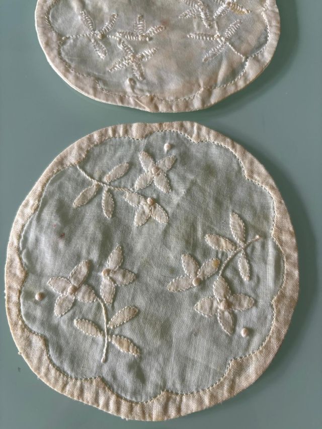 3 posavasos finamente bordados 10x10cm