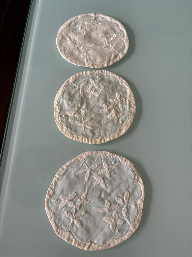 3 posavasos finamente bordados 10x10cm