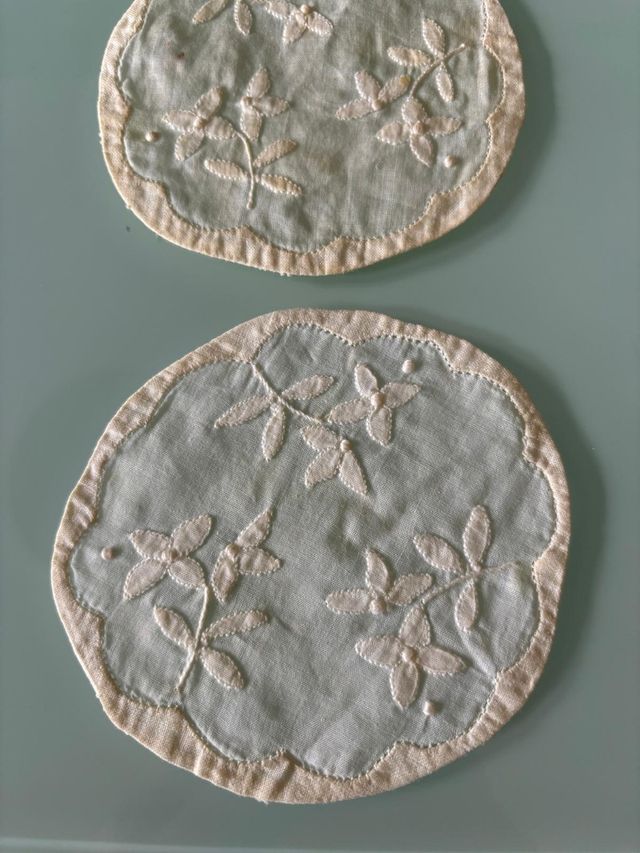 3 posavasos finamente bordados 10x10cm