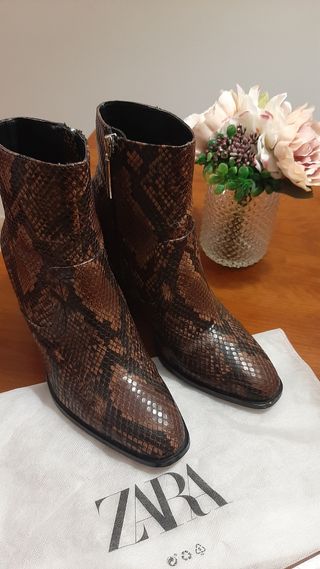 Botines Zara serpiente de segunda mano por 12 EUR en Esplugues de Llobregat  en WALLAPOP