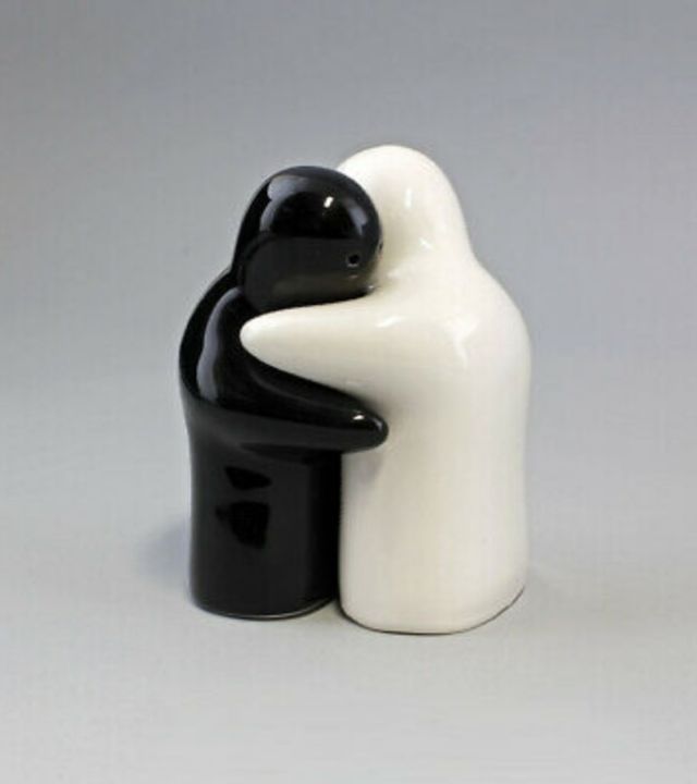 Pareja de porcelana salero y pimentero ABRAZO