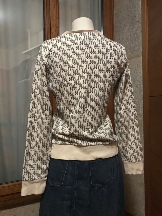 Sudadera beige con estampado geométrico negro