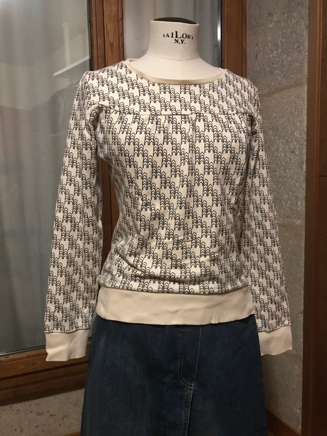 Sudadera beige con estampado geométrico negro