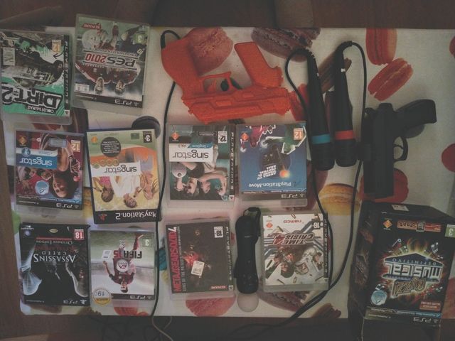 cambio PS3  con micros  pistola buzz y juegos 