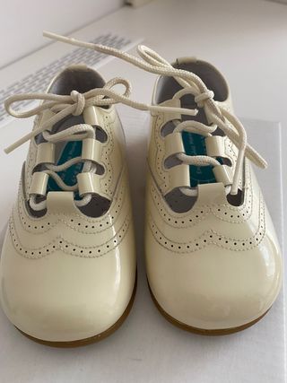 Zapatos inglesitos bebé número 20 color crudo de segunda mano por 20 EUR en  Boecillo en WALLAPOP