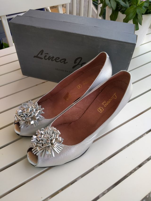 Zapatos de piel. Plateados.