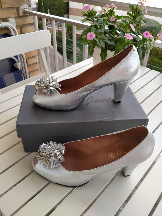 Zapatos de piel. Plateados.