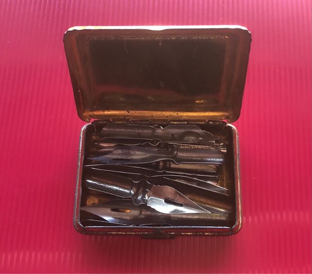 Caja metálica de Sanidad militar y 26 plumillas