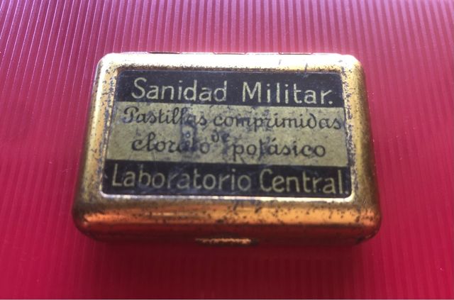 Caja metálica de Sanidad militar y 26 plumillas